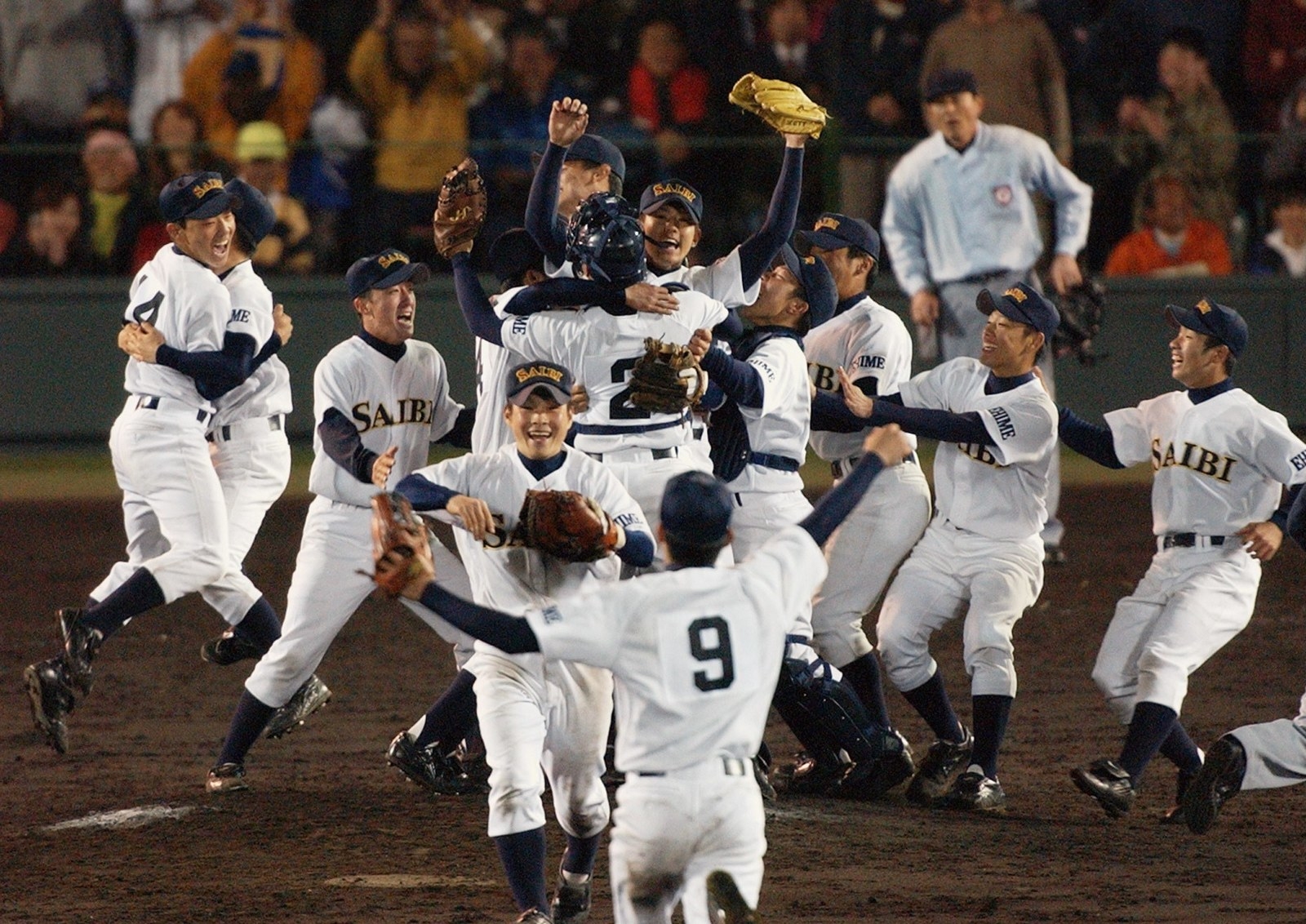 2004年、春の選抜大会で初優勝を果たし、抱き合って喜ぶ済美ナイン
