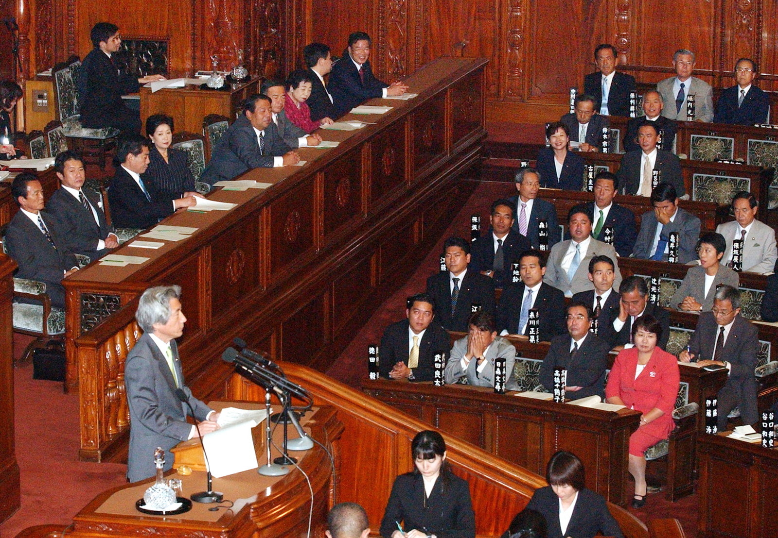 所信表明する小泉首相(当時)