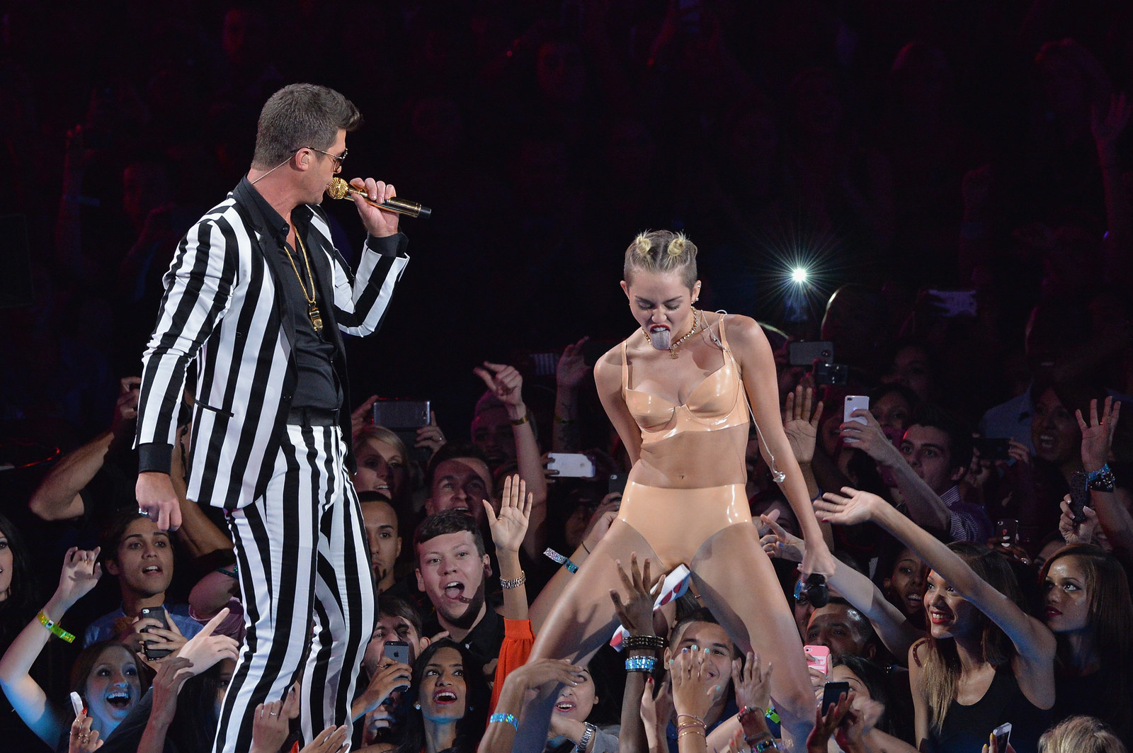 miley and robin on stage