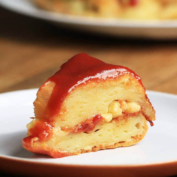 Serve 8 Você vai precisar de: 1 ½ xícara de leite integral1 ½ xícara de óleo vegetal3 xícaras de polvilho azedo ¾ xícara de queijo parmesão ralado1 colher de chá de sal6 ovos½ xícara de queijo Minas meia-cura½ xícara de goiabada em cubos1 xícara de goiabada cremosa para servirModo de preparo:1. Preaqueça o forno a 180° C. Unte e enfarinhe uma forma redonda com furo de 9x26cm.2. Em uma panela grande, em fogo médio, misture o leite e o óleo. Cozinhe por cerca de 2 minutos, até o leite ferver. Retire a panela do fogo.3. Em uma tigela grande, misture o polvilho, o queijo parmesão eo sal. Misture e em seguida, despeje o leite quente e o óleo e misture até a massa começar a se unir.4. No liquidificador, adicione os ovos e a mistura de polvilho. Bata começando em velocidade lenta e aumentando gradualmente, até ficar homogêneo.5. Despeje metade da massa na forma preparada. Polvilhe o queijo Minas e a goiabada. Despeje sobre o resto da massa.6. Leve ao forno por 45 minutos ou até dourar.7. Deixe esfriar e verta o bolo em uma travessa. Despeje a goiaba cremosa sobre o bolo. Fatie e sirva quente.8. Aproveite!