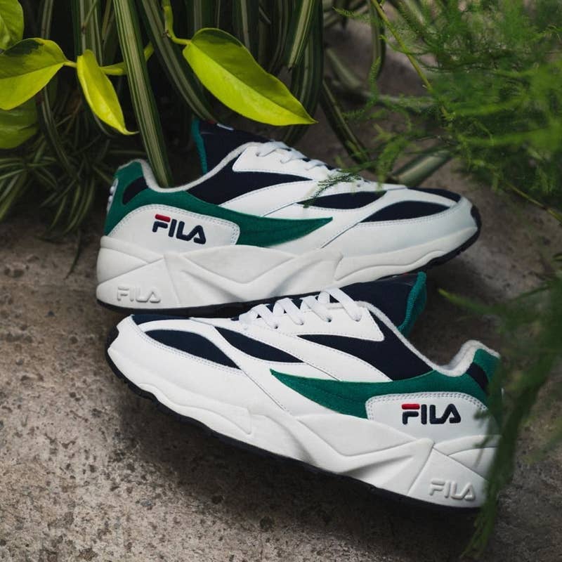 Principios de 2018: la tendencia apuntaba hacia la ediciÃ³n mÃ¡s clÃ¡sica de los deportivos de siempre: Adidas Superstar, los Reebok que llevabas a la escuela, unos Puma retros, Nike en alguna ediciÃ³n vintage.Ahora: los zapatos deportivos chunky, o sea con algo de plataforma, muy al estilo de unos zapatos blancos que usarÃ­a tu papÃ¡... o un turista-papÃ¡.