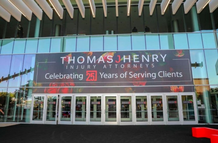 From performances by A-list celebrities to living Grecian statues greeting guests along the red carpet, the extravagant party to celebrate the 25th anniversary of Thomas J. Henry Attorneys was absolutely over-the-top, to say the least. The private party took place at Henry B. Gonzalez Convention Center in San Antonio, which was decked out in style with beautiful, fragrant roses.