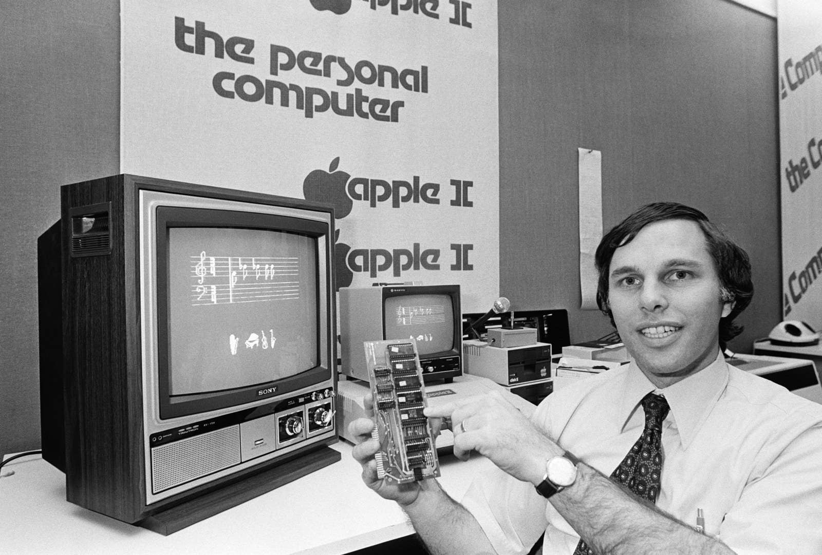 Кто основал компанию эпл. Стив Джобс первый компьютер Эппл 2. Стив Джобс ЭВМ. Стив Джобс и Стив Возняк. Apple Macintosh (1978);.