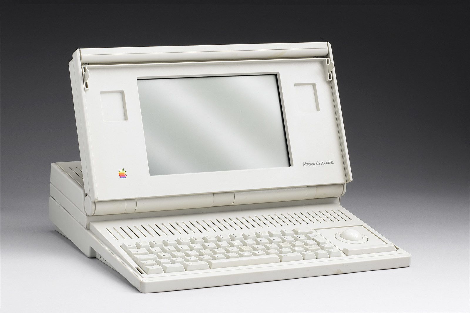 Первые ноутбуки. 1989 Apple Macintosh Portable. Эппл макинтош ноутбук. Macintosh Portable 1989. Первый компьютер Эппл макинтош.