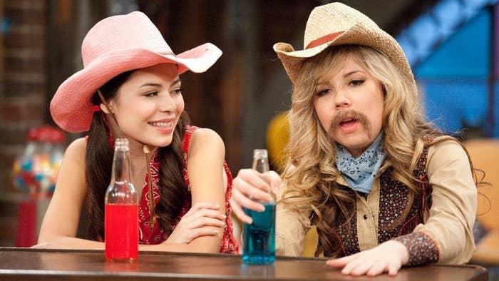 Miranda and Jennette in iCarly