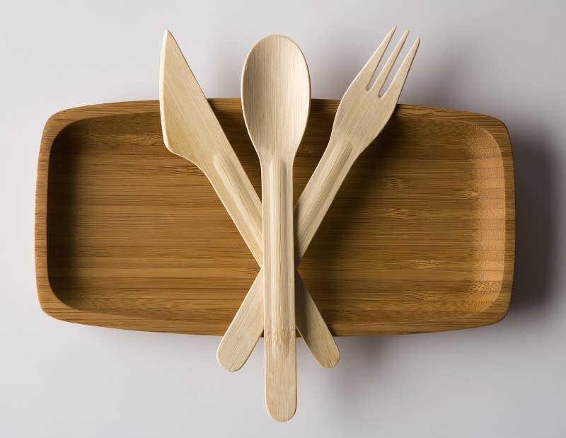 También ayudaría un montón que lleves en tu carro o bolso cubiertos de bambú, para usarlos cuando vayas a comer en un sitio que ofrezca cubertería de plástico.