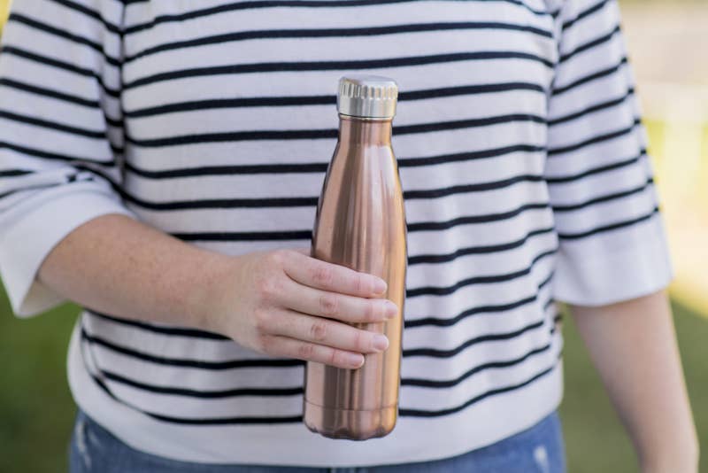 Invierte en una botella de agua que pueda acompañarte a todos lados, de esta forma te mantendrás hidratado/a, darás tu granito por conservar el planeta y, seguramente, ahorrarás más dinero a largo plazo. Las de acero inoxidable mantienen el agua fría por HORAS y no pesan, mientras que las de vidrio son geniales para tenerlas en tu escritorio.