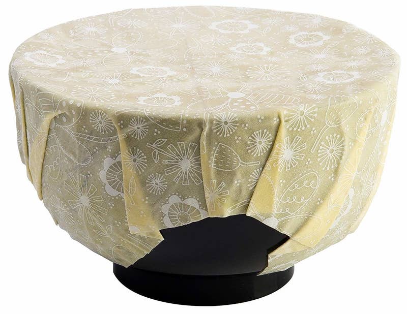 Ok, puede sonar complicado si es primera vez que lo lees, pero no lo es. A diferencia de la envoltura de plástico desechable que usan en muchas casas, la tela encerada, en inglés conocida como bee's wrap, no solo nos ayuda a reducir la cantidad de plástico que generamos, sino que evita que nuestra comida esté en contacto con tóxicos.Aprende a hacerla tú mismo/a aquí.