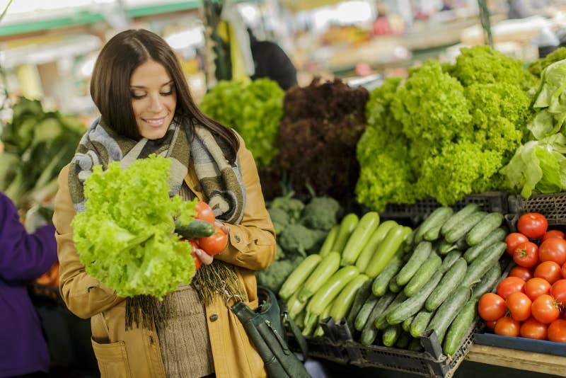 Por ejemplo, en vez de comprar lechugas para ensalada en bolsas, compra el ramo entero.