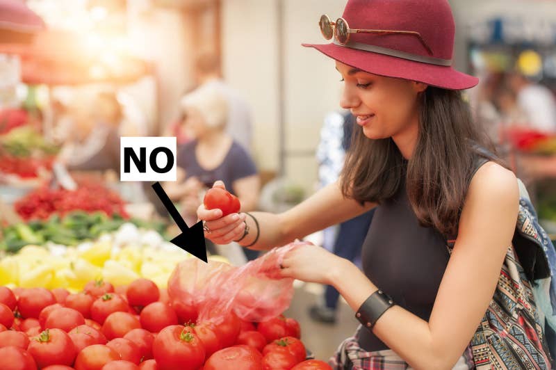 Puedes arrojarlas directamente al carrito/cesta, o meterlas en tu propia bolsa de tela extra y sacarlas cuando las vayas a pagar.
