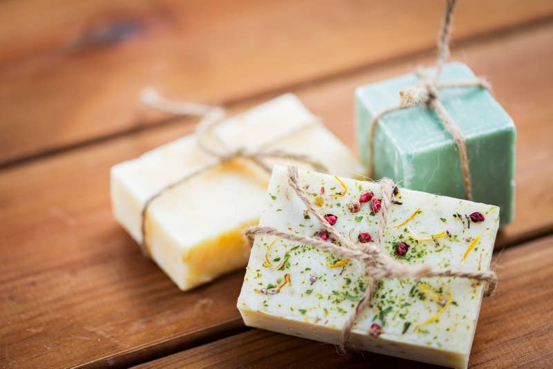 ¿La razón? No vienen en botellas de plástico y, si los compras artesanales, no solo huelen divino, sino que son más saludables para tu piel.