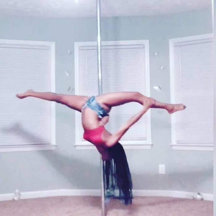 プライベートのfacebookページにポールダンスの動画を投稿して停職にされた先生