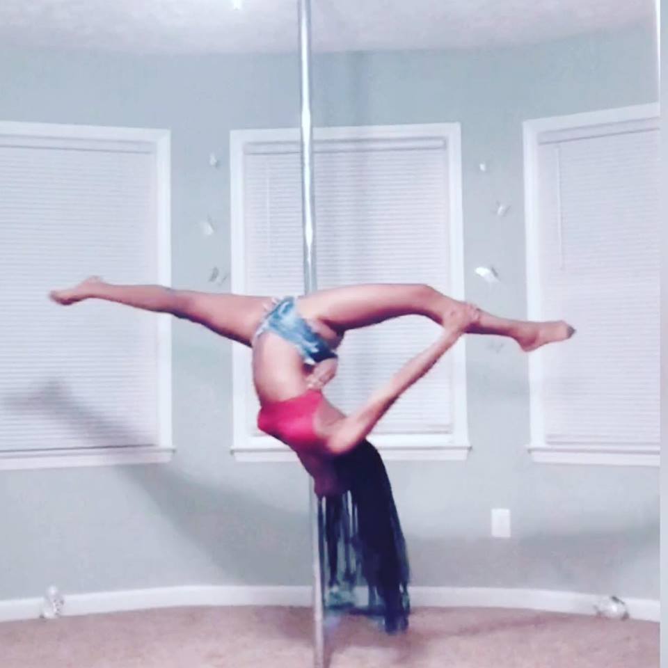 プライベートのfacebookページにポールダンスの動画を投稿して停職にされた先生