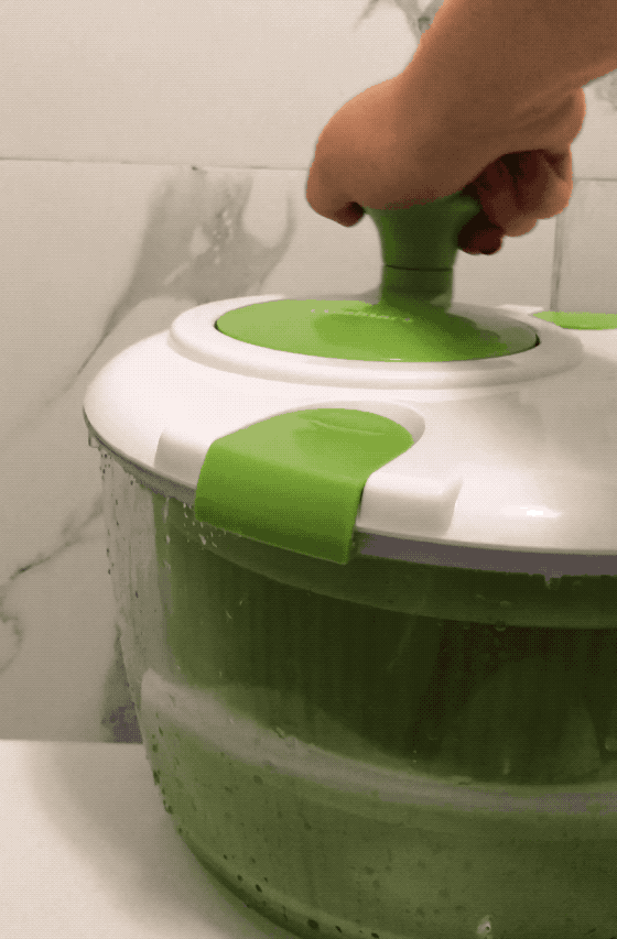 Lege deine BHs (oder andere feine Stücke) in das Sieb und halte das Ganze unter die Duschbrause. Nimm das Sieb heraus, sobald die Kleidungsstücke durchtränkt sind, und gib etwas Waschpulver ins Wasser. Dann setze das Sieb wieder ein. Durch das Schleudern wird das Waschpulver aufgelöst und die Wäsche wird gewaschen. Lass das Ganze etwa zehn Minuten einwirken und gieß dann das Seifenwasser ab. Danach nimm das Sieb wieder raus und halte die Schüssel etwa eine Minute lang unter die Dusche, um den restlichen Seifenschaum abzuspülen. Setze das Sieb wieder ein und drehe die Schleuder einige Male, um der Wäsche noch etwas Wasser zu entziehen, bevor du sie trocknest!