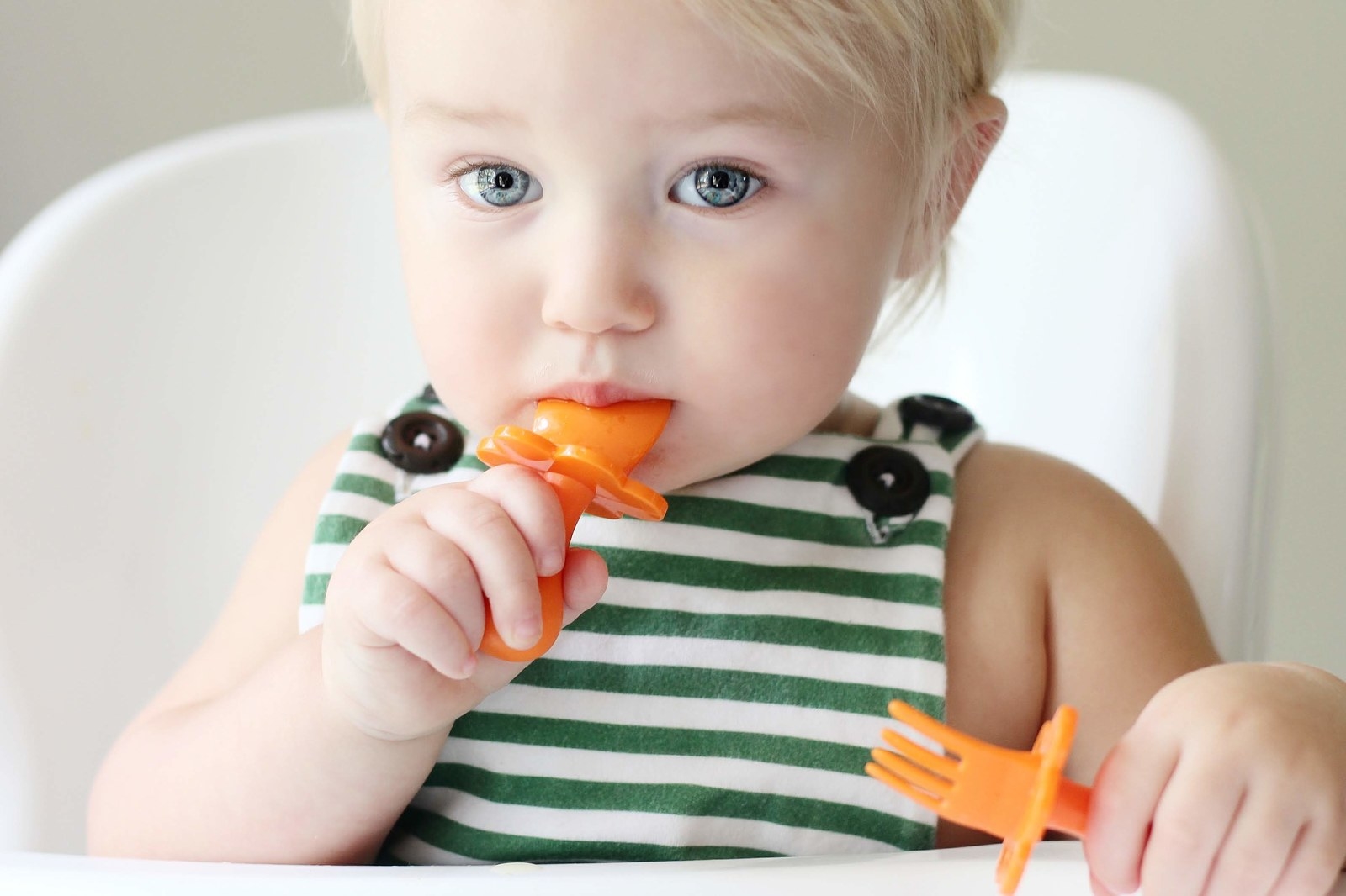 Grabease are revolutionary utensils designed specifically so that babies and toddlers can safely feed themselves. The handle is designed to promote a proper hand grasp and support the pincer grasp (very important for preschool) and it has a choke-proof barrier so little ones can’t stick it too far into their mouths and gag.Their small size and chic packaging makes them the perfect stocking stuffer too!