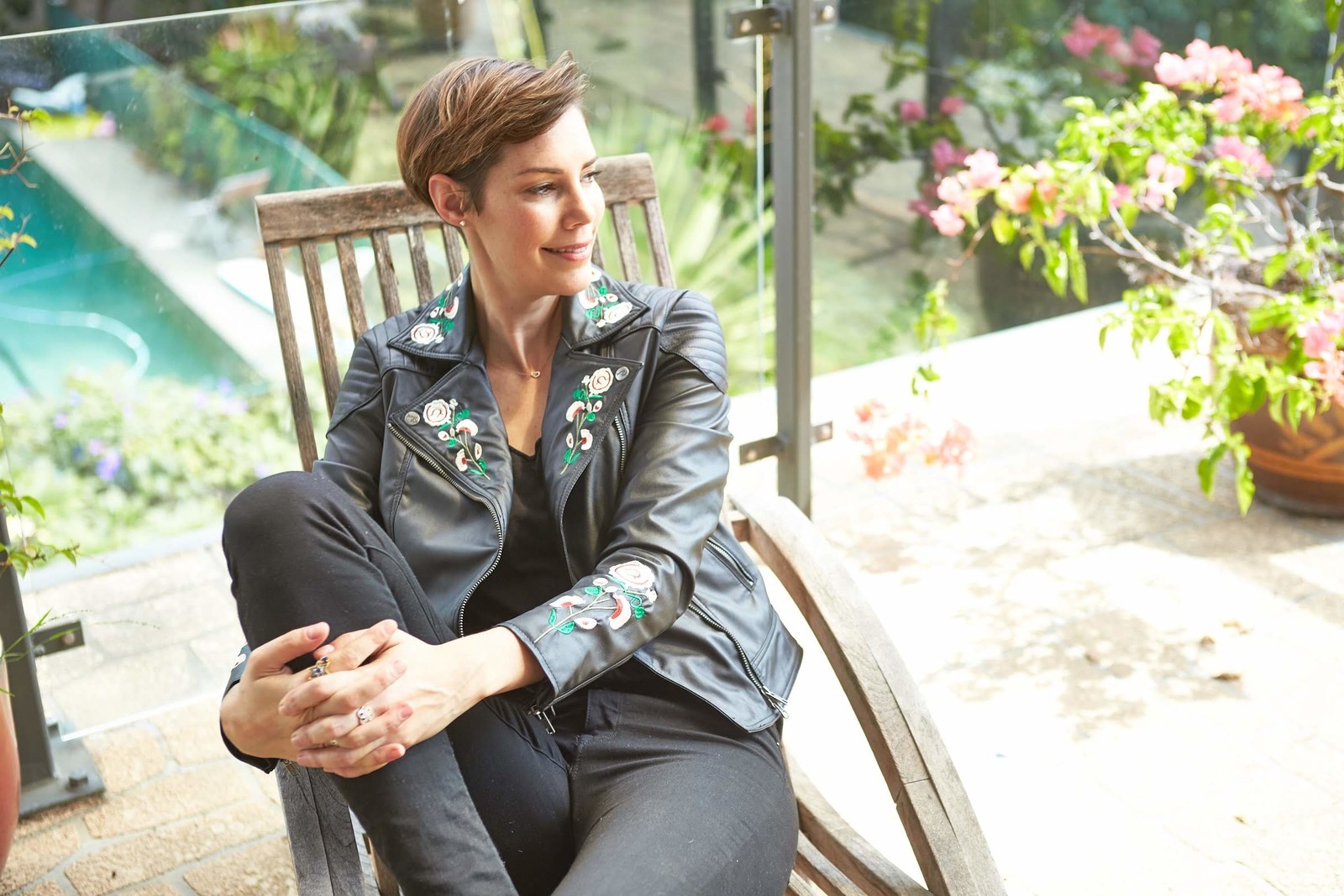 James&Co offers well-tailored ethical vegan outerwear and accessories that promote cruelty-free choices without compromising style! They are also PETA approved! Not only is James&Co ethically made and 100% vegan, but James&Co also donates 5% of each sale to mental health and suicide prevention nonprofit organizations. These vegan leather jackets are the perfect gift for bundling up this winter and to support a sustainable, ethical, and cruelty-free brand.