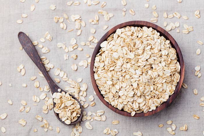 Se ao ler "aveia" você lembrou do mingau da vovó, tá na hora de ampliar seus horizontes. A real é que a aveia pode substituir a farinha de trigo branca em muitas receitas pois é um cereal que contém proteínas, vitaminas, minerais e fibras… a lista de vantagens é longa e gostosa. Mas o importante é saber que ela pode deixar o seu corpinho muito mais saudável e seu estômago muito feliz e saciado. A vovó, como sempre, sabe das coisas.