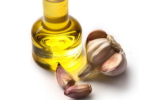 Olive oil and garlic (aglio olio)