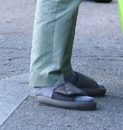 mulighed talent At tilpasse sig Kanye West Has Revealed Why He Was Wearing ~THOSE~ Slippers That Were Too  Small For His Feet