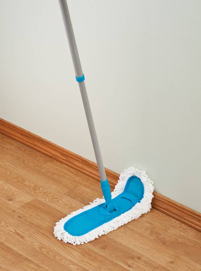microfiber mop that bends to the baseboard