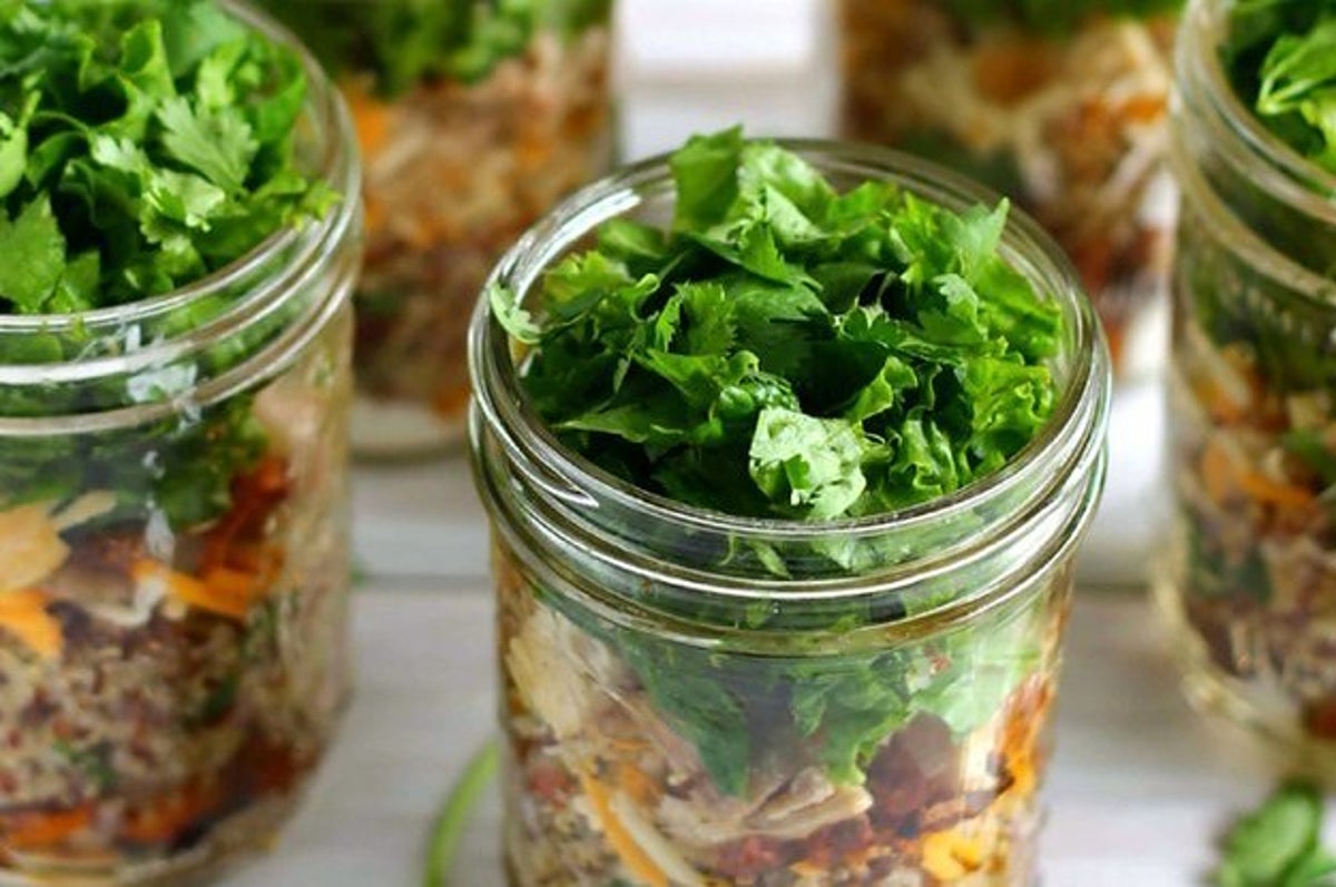 https://img.buzzfeed.com/buzzfeed-static/static/2018-08/28/14/campaign_images/buzzfeed-prod-web-01/18-mason-jar-salads-that-make-perfect-healthy-lun-2-14608-1535482360-1_dblbig.jpg?resize=1200:*