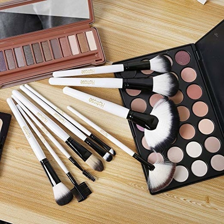 Идеи для косметики. Предметы для макияжа. Предметы для визажиста. Предметы для визажиста. Принадлежности визажиста.