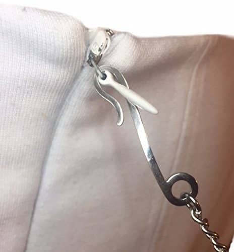 Revisão promissora: âDepois de lutar para fechar vestidos, macacões e tops, finalmente encontrei um produto que facilita minha vida (seja em casa, viajando ou apenas experimentando uma loja). Isso é realmente fácil de usar e funciona até mesmo nos menores zÃperes. Esta é uma verdadeira solução para qualquer pessoa que tenha problemas para entrar e sair de roupas com zÃperes. Eu recomendaria definitivamente este! & Quot; - Amazon CustomerGet da Amazon por US $ 19,96 (disponÃvel em quatro cores) ou obtenha um tipo diferente do Walmart por US $ 10,24.