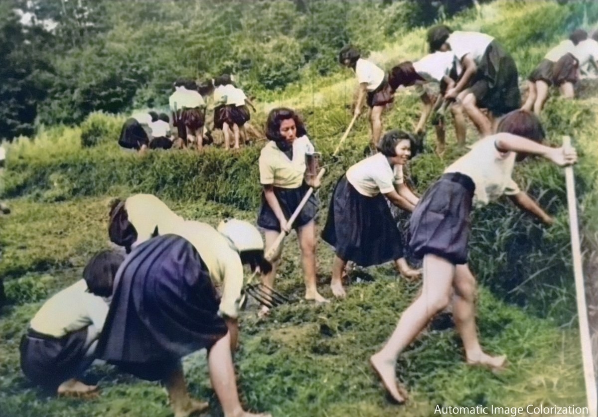 1944年、農業勤労に従事する広島女学院生徒。広島女学院の卒業アルバムより。