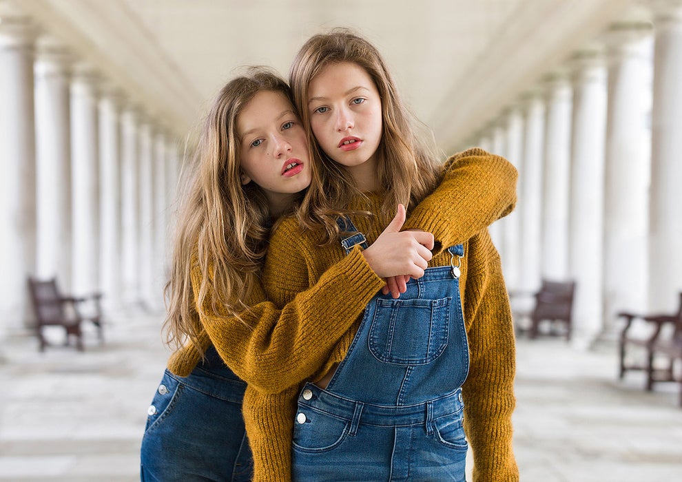 双子ってどんな感じ 一卵性双生児たちの絆を捉えた写真10選