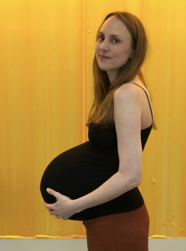 対訳付き 三つ子を妊娠しているお母さんのストーリー 週ごとの美しい体の変化