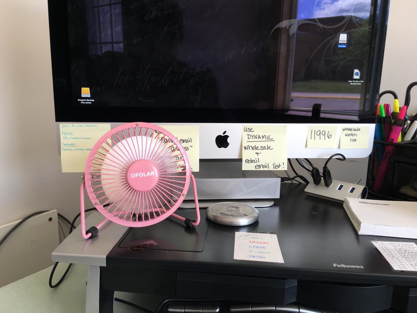 The pink fan on a desk