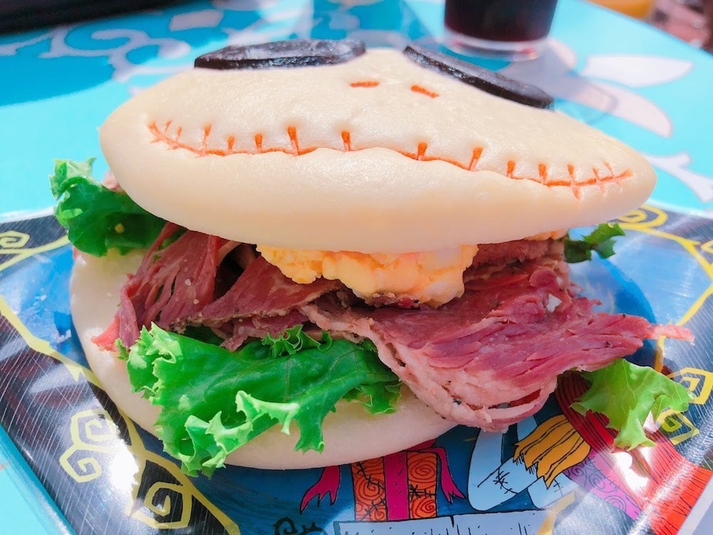 ペッパーが効いたパストラミ、玉子、スライスチーズがサンドされてるよ!お肉の旨味をしっかり感じるし、ボリュームがあって食べごたえ十分!