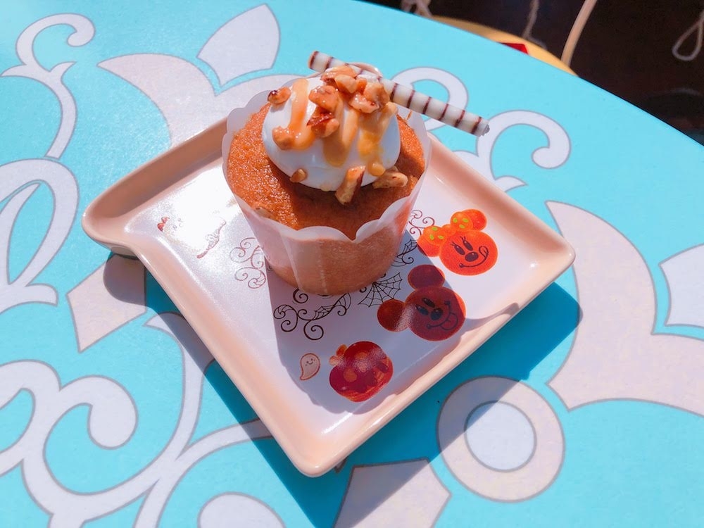 780円で食パンの形をしたプレートがついてるよ。