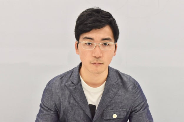 ある朝 家に帰ると棺桶のそばで母親が泣き崩れていた