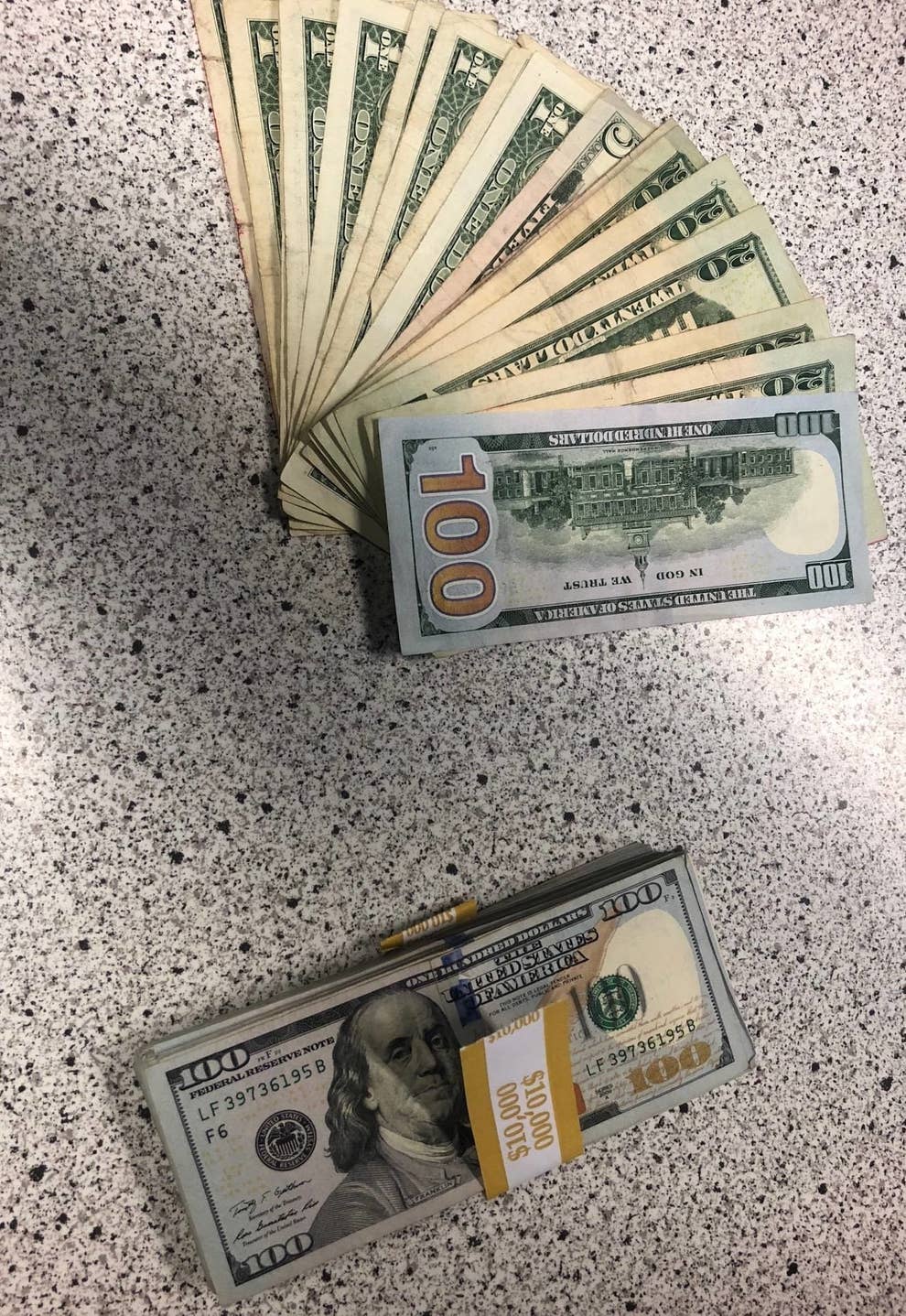 道で大金を拾った青年 彼がとった行動とは