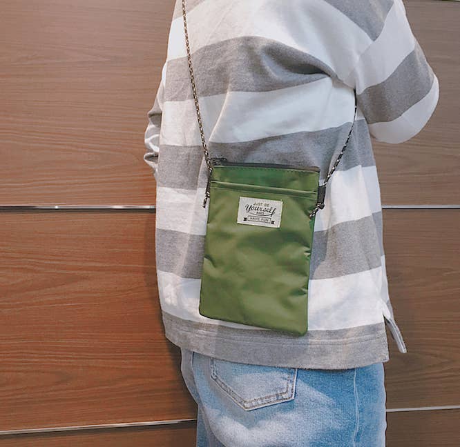 3coinsの ガジェットバッグ がとにかく便利 バッグの中のスマホを外から操作できるし サイズ感が絶妙