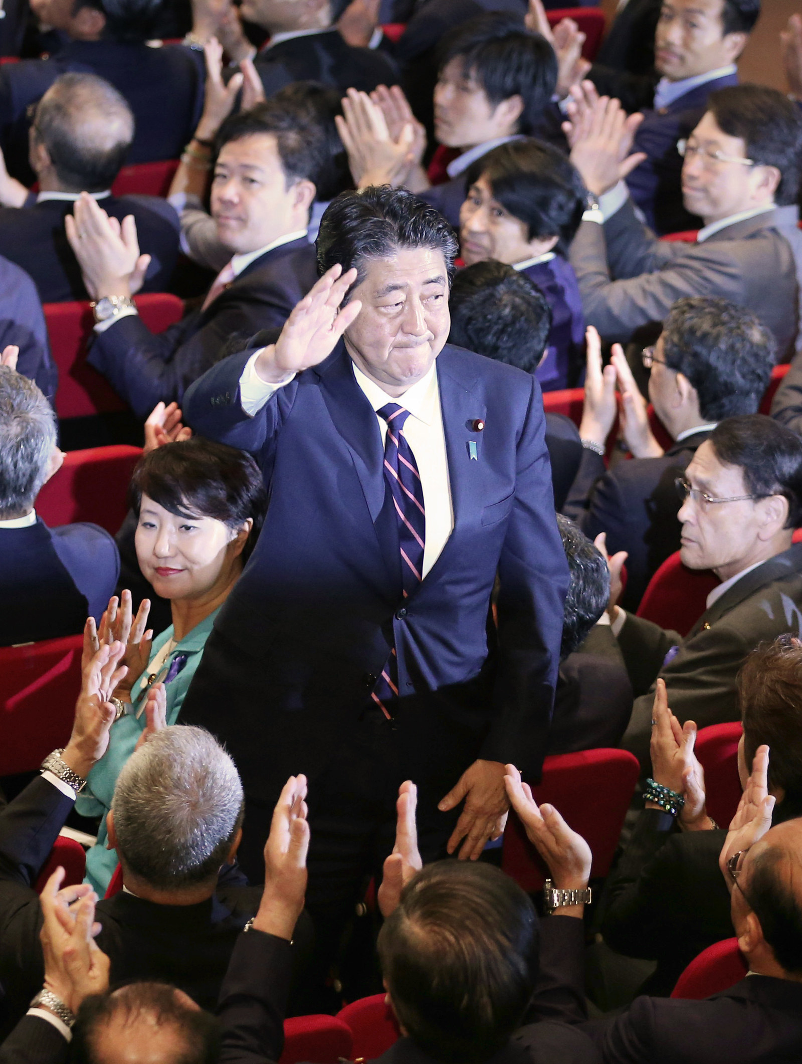 安倍晋三氏が9月20日、自民党総裁選で石破茂氏を破り、3選された。これで、突発的な解散総選挙などで自民党が大幅に議席を減らさない限り、任期の2021年9月まで、安倍氏が首相の座にある見通しだ。これからの3年、何が課題となり、何が起きるのか。5つのポイントにまとめた。