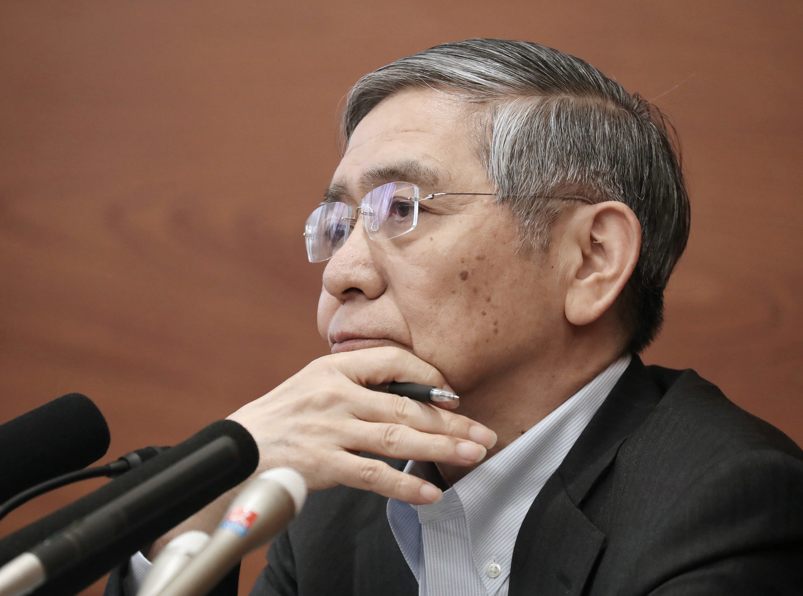 「異次元緩和」と呼ばれる大幅な金融緩和策を軸とするアベノミクスは、2012年の首相就任以来、安倍政権の看板政策だった。ただ、日銀が目標としてきた2%の物価上昇は、いまだに果たせていない。安倍氏は9月14日の総裁選討論会で、金融緩和策について「ずっとやっていいとは全く思っていない」と述べ、次期総裁任期の3年以内に、金融緩和を縮小する出口戦略を模索する考えを示した。金融緩和で低金利が続き、金融機関の収益が悪化。メガバンクも相次いで人員削減策を打ち出すという副作用が出ているうえ、国債などの買い入れを続けてきた日銀の資産残高は、500兆円を超えた。いつかは設けなければいけない出口を、これから3年以内に模索することになる。いつ、どういう出口をつくるかは日銀の黒田東彦総裁に任せているという。