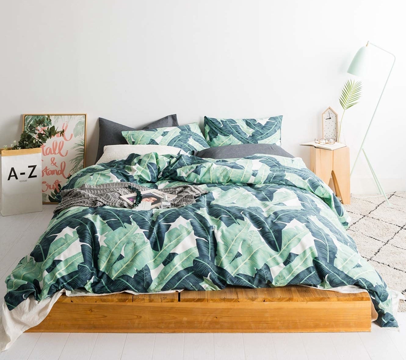 the tropical duvet set with a floral print in different shades of green
