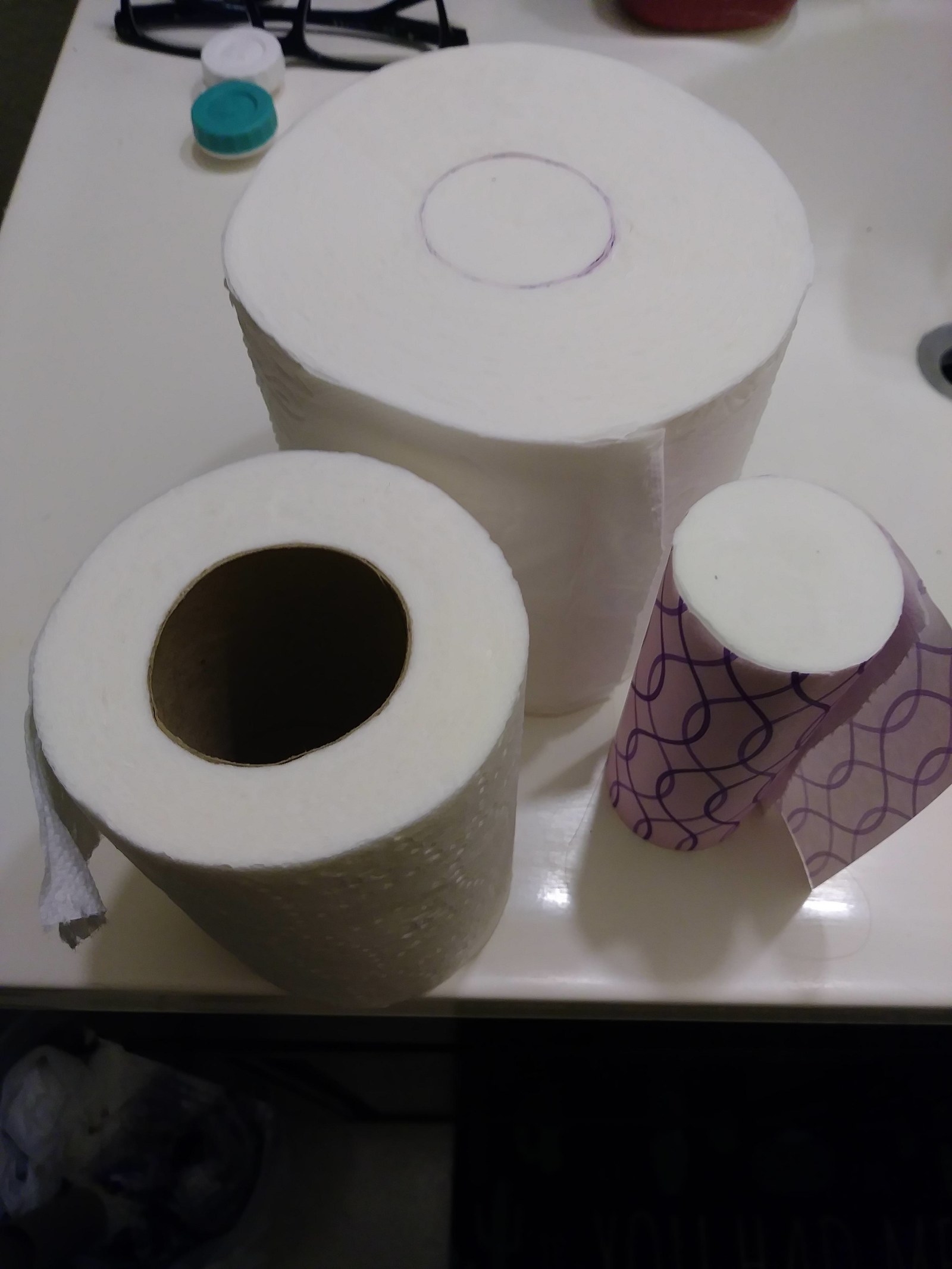 Японская туалетная бумага. Мини рулон туалетной бумаги. Рулоны туалетной бумаги втулка. Туалетная бумага с дырочками. Вместо туалетной бумаги.