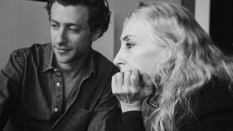 La emblemática redactora jefe de Vogue Italia, Franca Sozzani, falleció en 2016. Sin embargo, su hijo Francesco Carrozzini decidió convertir su elegía en un documental que ahonda tanto en la vida personal como en la carrera de una de las editoras de Vogue más controvertidas y provocadoras. Lo interesante de este documental es que Sozzani queda lejos de ser una figura maternal (nunca llevó a su hijo al parque ni asistió a su graduación, por ejemplo) pero lejos de ser un reproche a las madres trabajadoras, es una celebración de su independencia y de su particular estilo de vida.