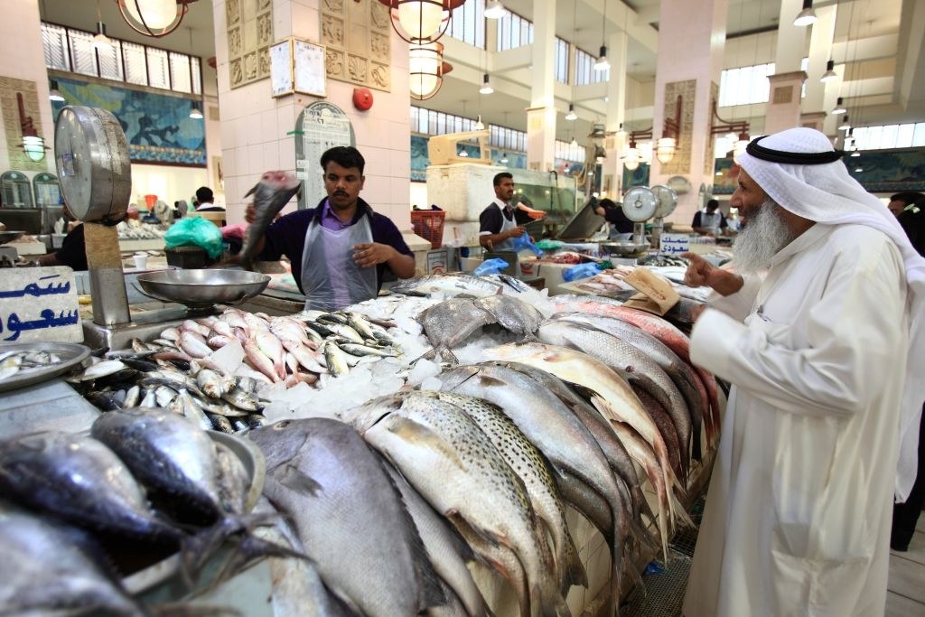 新鮮そうな魚の目玉がポロリ 魚屋がニセの目玉を貼り付け鮮度を偽装