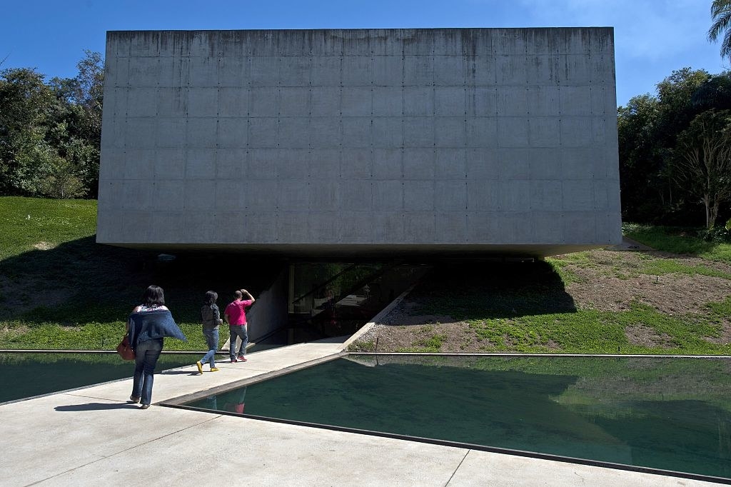 Nem mesmo a iniciativa privada consegue manter de forma saudável e sem problemas um museu no Brasil. Um dos maiores museus de arte a céu aberto, Inhotim foi inaugurado em 2007, tem 23 galerias de arte, 23 obras de grande escala a céu aberto, além de coleção de botânica com mais de quatro mil plantas. Porém, seu dono, o empresário Bernardo Paz, e sua irmã foram condenados a prisão por lavagem de dinheiro e sonegação fiscal em 2017. Além disso, ele estava devendo quase R$ 500 milhões para o estado de Minas Gerais e repassou 20 obras do acervo para o governo em troca de um perdão de quase R$ 400 milhões na dívida, assim o estado de Minas Gerais passa a fazer parte de Inhotim para mantê-lo funcionando. Essa situação grave também causou demissões e crise na rede hoteleira da cidade mineira de Brumadinho.