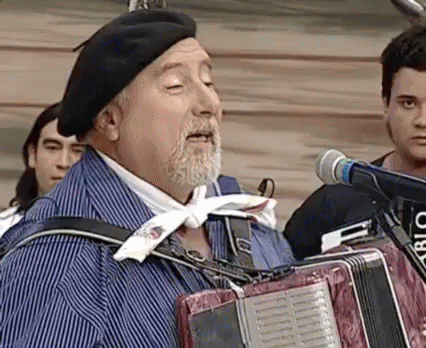 E pode apostar que essa pessoa sabe o hino do estado de cor.