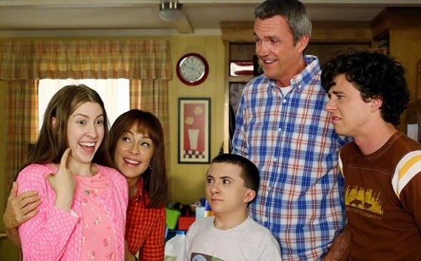 The cast of The Middle all smiling together in a scene from the series