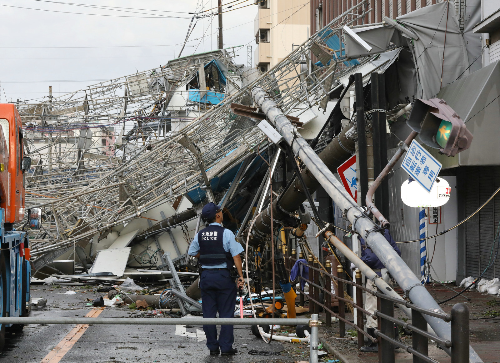 まずは被害状況を写真に撮る 台風21号で各地に爪痕 被災後に気をつけるべきこと