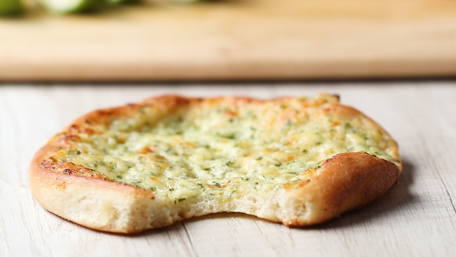 Rendimento: 6 esfihasVocê vai precisar de:1 xícara de queijo branco amassado½ xícara de queijo muçarela ralada2 colheres de sopa de salsinha picada4 colheres de sopa de creme de leite¼ colher de chá de salModo de preparo:1. Em uma tigela média adicione o queijo branco, a muçarela, a salsinha, o creme de leite e o sal. Misture até ficar homogêneo.2. Abra a massa da esfiha.2. Pegue aproximadamente 2 colheres de sopa de do recheio e espalhe na massa.3. Leve para assar.