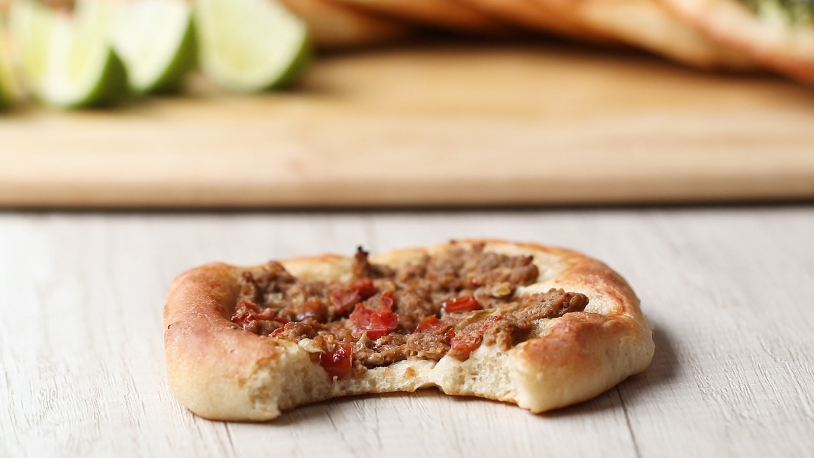 Rendimento: 6 esfihasVocê vai precisar de:250g carne moída½ xícara de tomate sem semente picado½ xícara cebola picada½ limão espremido2 colheres de sopa iogurte natural¼ colher de chá de cominho¼ colher de chá de canela em pó¼ colher de chá de pimenta do reino¼ colher de chá de páprica doce1 colher de chá de salModo de preparo:1. Em uma tigela grande, adicione a carne moída, o tomate, a cebola, o limão, o iogurte, o cominho, a canela, a pimenta, a cúrcuma e o sal. Misture até ficar homogêneo, coloque numa peneira e leve para gelar por 1 hora, até os líquidos começarem a soltar da carne, pressionando levemente com uma colher.2. Pegue aproximadamente 2 colheres de sopa do recheio e esprema entre as mãos para drenar os líquidos. 3. Cubra a massa de esfiha e asse.