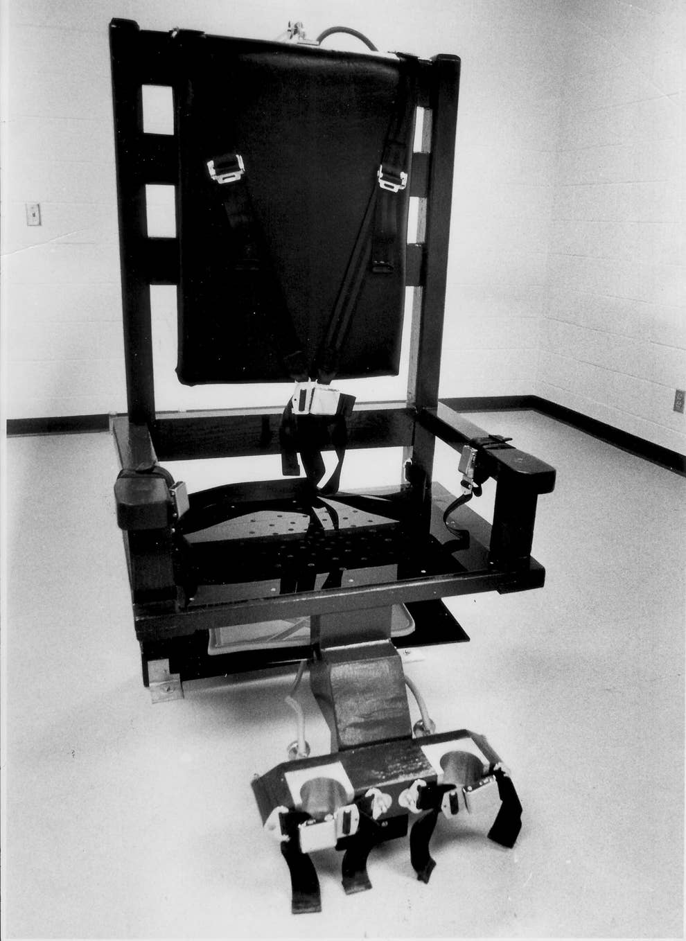 死刑判決がもたらす死の苦痛 死刑囚は 拷問 を避けて電気椅子に座る 死刑判決がもたらす死の苦痛 死刑囚は 拷問 を避けて電気椅子に座る