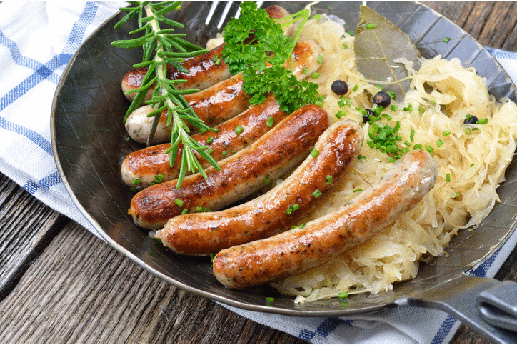 As regras são: tem que ser alemão e tem que ser fácil de comer. Vale pretzels, salsichões variados (já cortados no pratinho) com salada de batata ou sauerkraut e até o bom e velho hot dog que nunca decepciona. Já que festa não é festa sem doce, então vai de apfelstrudel que não tem erro.